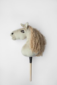 Koń Hobby Horse Mały, A4  - Kremowy, Cremello  - momscare.pl